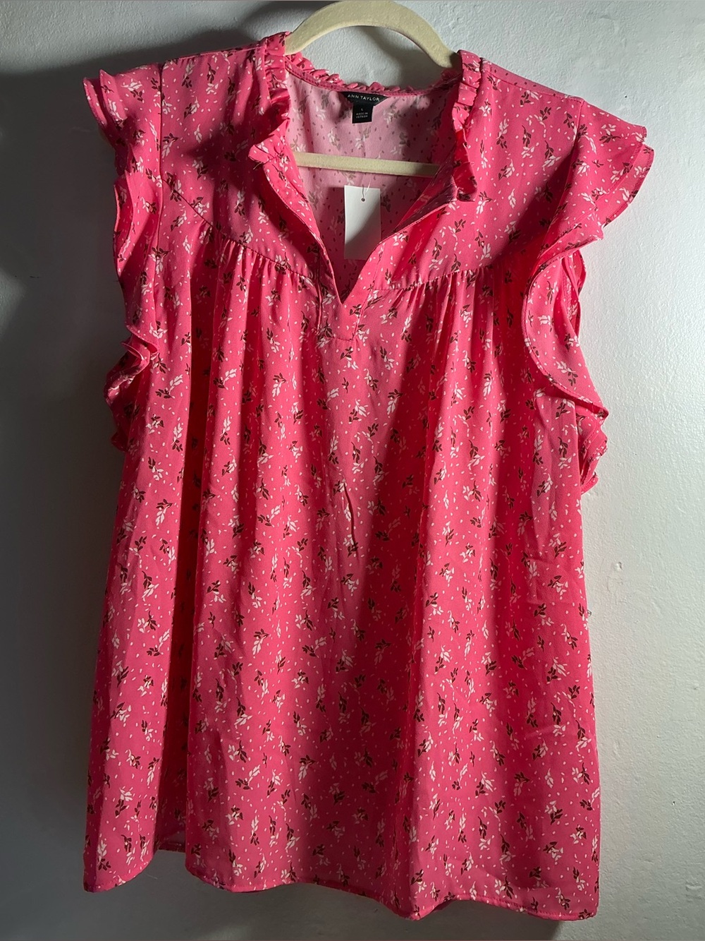 NEW WITH TAGS Ann Taylor Pink Floral Split-Neck Blouse size L